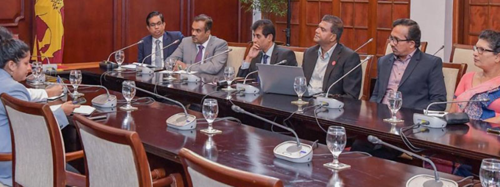 IMF Team Meets Government Officials